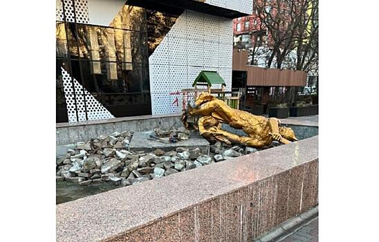 Поваленную ветром скульптуру в центре Ростова вернут на место в апреле