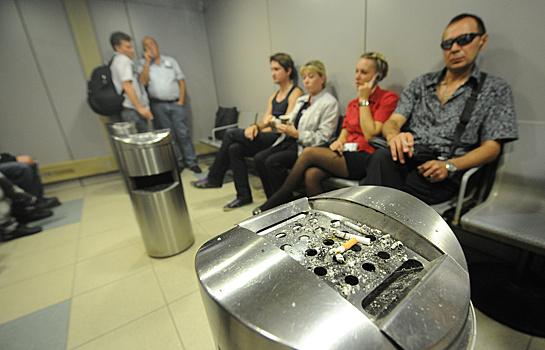 В Госдуме выступили за возвращение курилок в аэропорты
