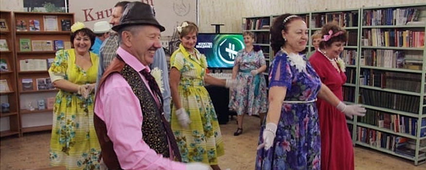 Театр исторического танца «Реверанс» представил костюмы в стиле 60-х на «Ночи искусств» в Клину