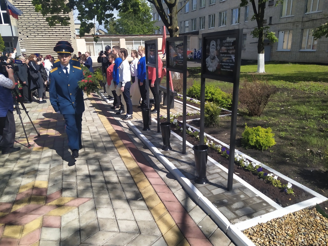 В Курском политехническом колледже открыли Аллею памяти погибшим на СВО