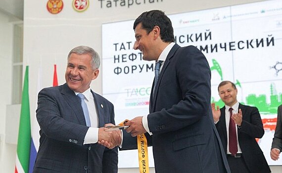 Каравай для президента, успехи отрасли и "красная черта" — в Татарстане открылся нефтегазохимический форум