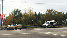 В Воронеже иномарка «оседлала отбойник» на проблемном перекрестке
