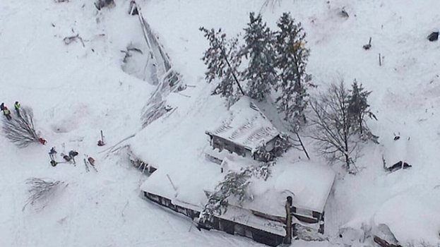 В итальянском отеле под снегом найдены шестеро выживших — СМИ