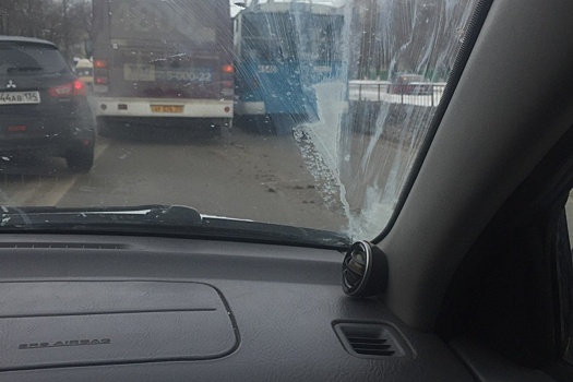 В Краснооктябрьском районе Волгограда автобус и троллейбус перекрыли дорогу