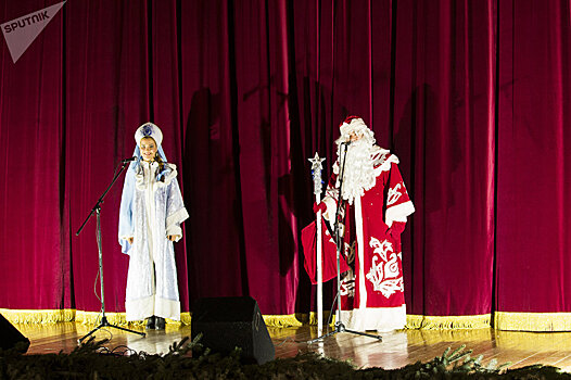 Новогодняя сказка в Цхинвале: детей поздравляли Дед Мороз и Снегурочка