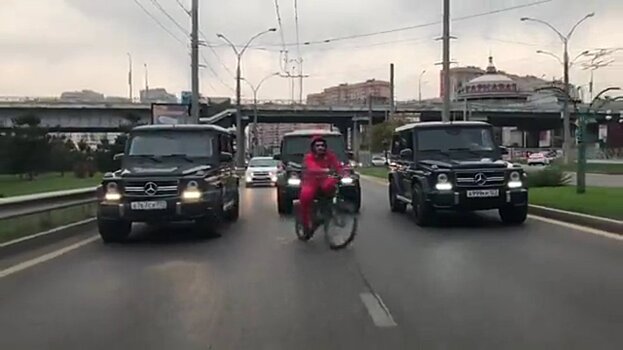В Краснодаре "мажор" на велосипеде перекрыл улицу ради проезда с кортежем Gelandewagen