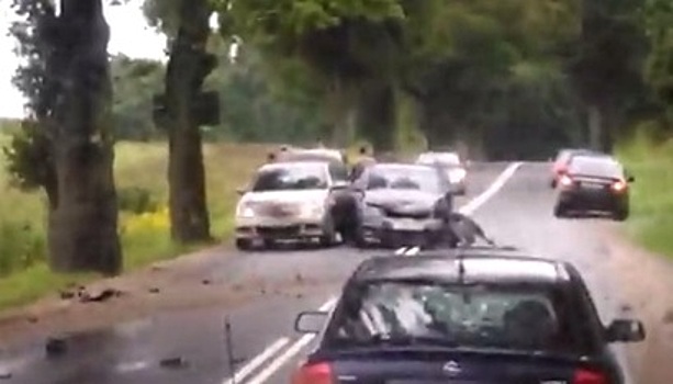 На светлогорской трассе автомобиль KIA врезался в дерево и в проезжающий Nissan