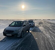 Автоинспекторы Ноябрьска помогли замерзающим на трассе водителю и пассажирам иномарки