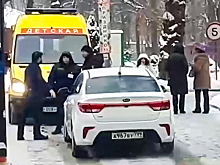 Наглый водитель заблокировал дорогу автомобилю реанимации
