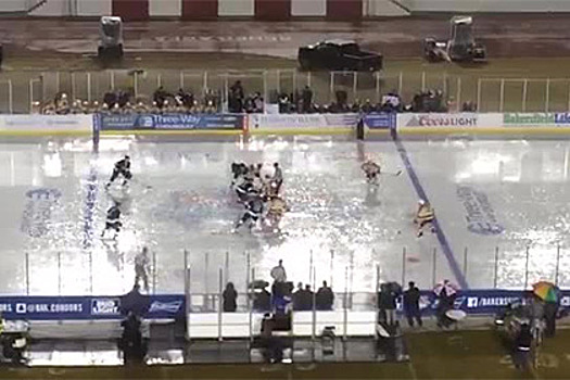 Хоккейный матч на открытой арене в США прошел под дождем