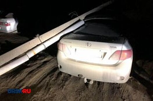 В Орске на машины продолжают падать электроопоры