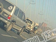 На Золотом мосту в машину, у которой закончился бензин, врезалась другая