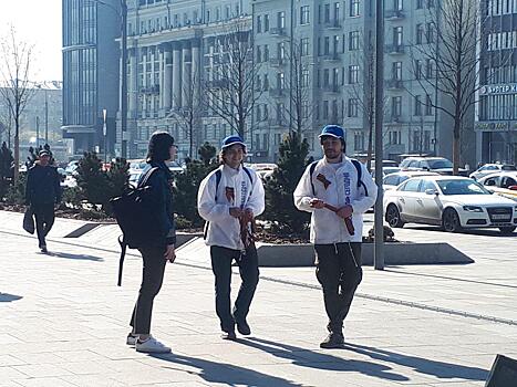Акция «Георгиевская ленточка» стартовала на Зубовском бульваре в Москве