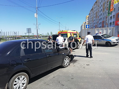 В Саратове столкнулись две легковушки, пострадала 18-летняя девушка
