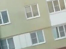 Спасение запертых родителями в горящей квартире российских детей сняли на видео