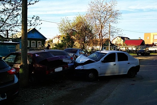 В Новокуйбышевске водитель Renault столкнулся с 4 припаркованными машинами