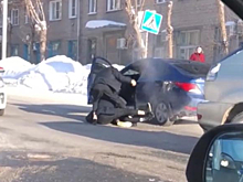 Двое водителей избили мужчину на проезжей части в Новосибирске