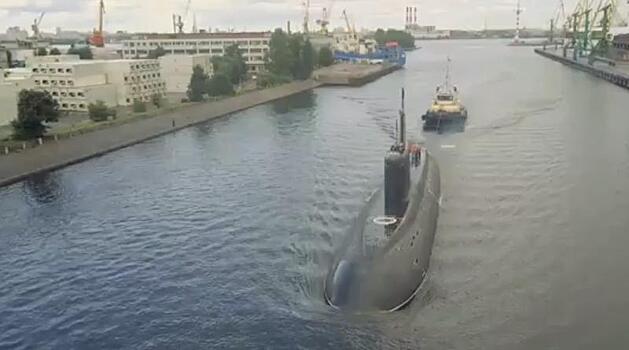 Первое погружение новейшей российской подводной лодки показали в Сети