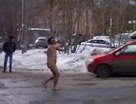 Видео: В Екатеринбурге голый мужчина прогулялся по городу