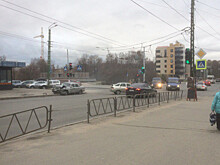 «Волгу» отбросило на тротуар после столкновения с «Ладой» (видео)