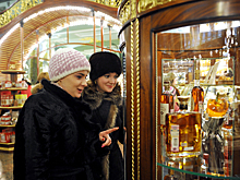 «Чернелась в серебряных ведрах стерляжья икра»
