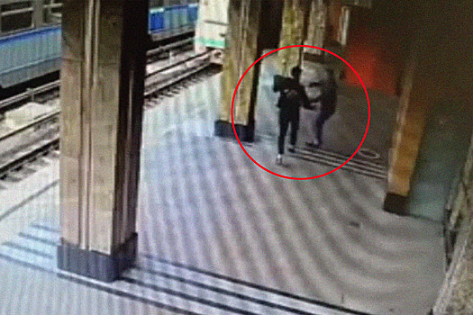Пассажира московского метро избили из-за его внешнего вида