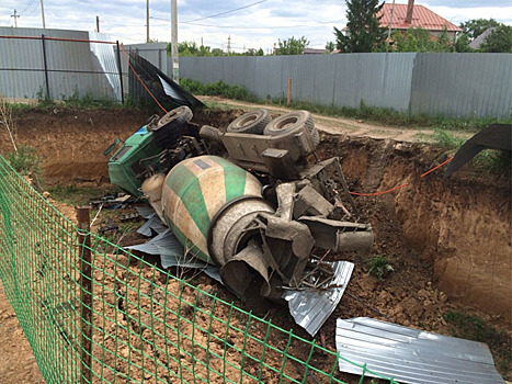 В Оренбурге бетономешалка провалилась в яму