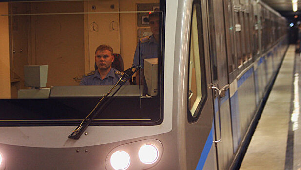 Пассажир в метро разбил головой лобовое стекло поезда