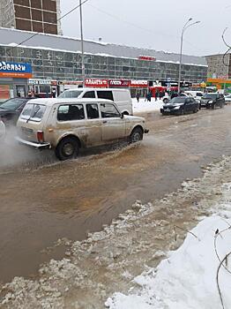 Лопнувшая труба превратила одну из улиц Екатеринбурга в озеро