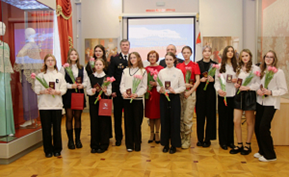 В Вологодской области в канун Международного женского дня полицейские вручили первые паспорта юным вологжанкам