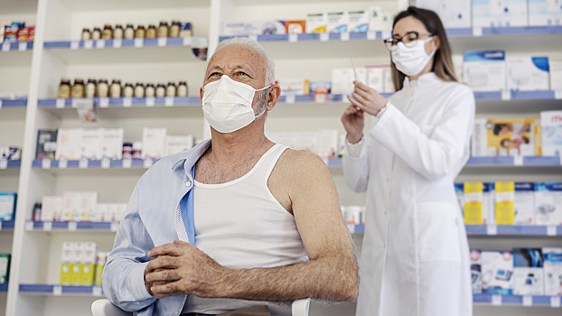 Названа прививка, которую нужно сделать после 65 лет — и это не грипп