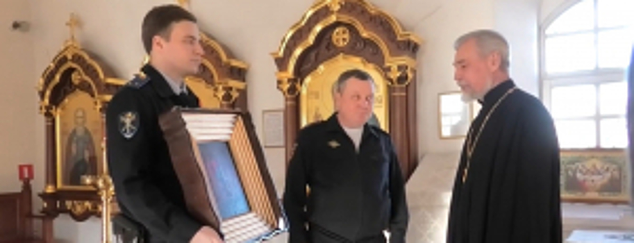 В Иркутске полицейские вернули в православный храм похищенную старинную икону