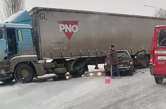 В Курске в столкновении легковушки и большегруза пострадала женщина