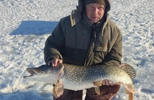 В Новосибирской области рыбак поймал 10-килограммовую щуку