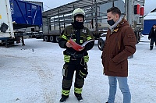 Сотрудники пожарно-спасательных отрядов информируют зеленоградцев о противопожарных правилах
