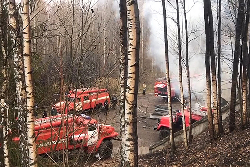 Тушение пожара в одном из цехов завода «Эластик» в поселке Лесное Шиловского района, 22 октября 2021 года