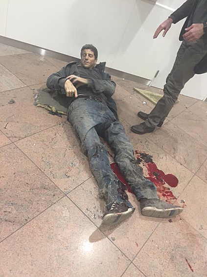 На территории брюссельского аэропорта найдено три невзорвавшихся пояса смертника, сообщает телеканал Euronews