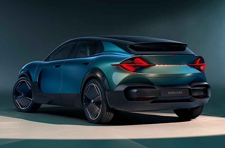 Сзади располагается 218-сильный электромотор, ёмкость тягового аккумулятора составляет 40 киловатт-часов. Бака на 2,8 килограмма водорода достаточно для 350 километров пробега.