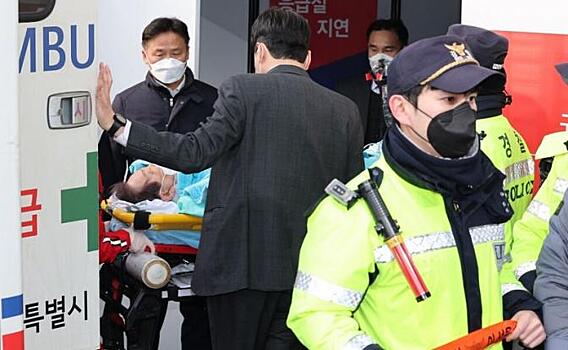 Нож в шею: В Пусане напали на лидера корейской оппозиции