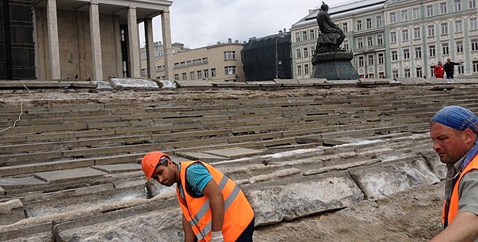 Гранит на площади у «Ленинки» меняют по засекреченному контракту