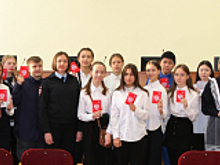 В Липецке сотрудники полиции совместно с общественниками вручили паспорта юным жителям областного центра