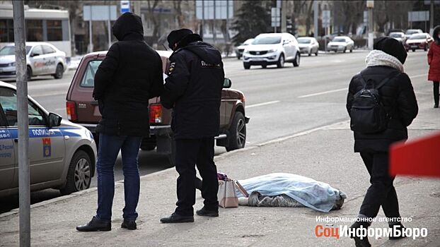 Возле остановки в центре Волгограда обнаружен труп женщины