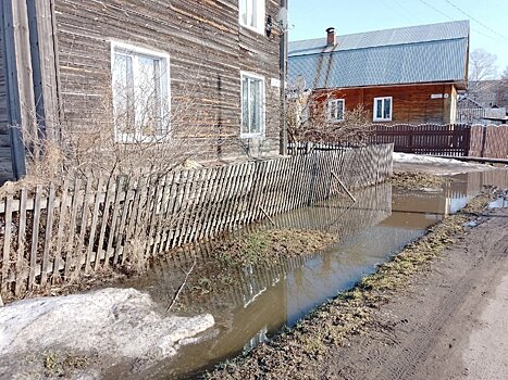 Жители дома на Луначарского, 13 в Котельниче с тревогой ждут потепления