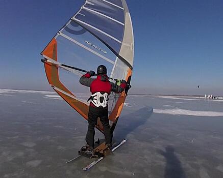 В Калининградском заливе прошли соревнования по айсбордингу и сноукайтингу
