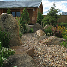 Как надо и как не надо использовать камни в садовом ландшафте
