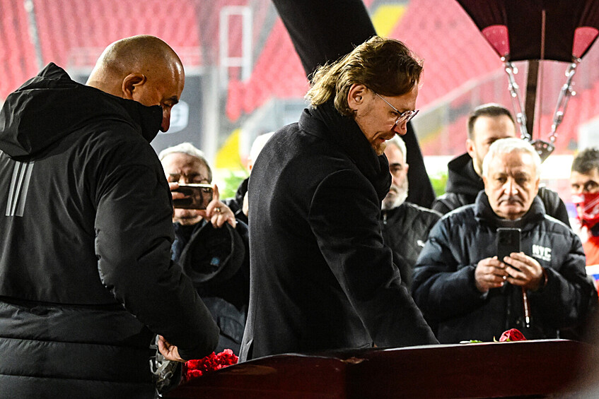 Главный тренер ФК «Ахмат» Станислав Черчесов (слева) и тренер сборной России по футболу Валерий Карпин на церемонии прощания с олимпийским чемпионом 1956 года и лучшим бомбардиром московского «Спартака» Никитой Симоняном на стадионе «Лукойл Арена» в Москве, 27 ноября 2025 года