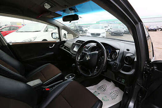 Сенатор Кутепов предложил стимулировать водителей менять праворульные машины