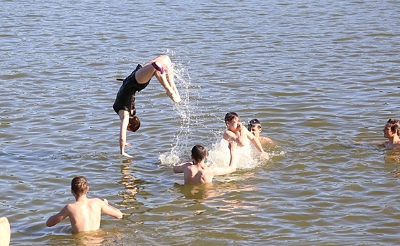 можно купаться августе. купание в водоемах. купание в холодной воде. летнее купание. купаемся на речке.
