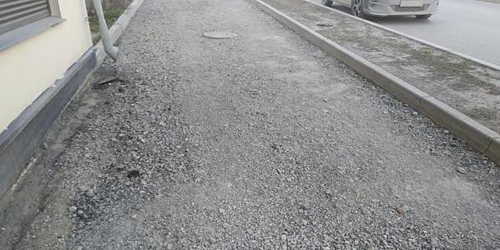 Разрытому тротуару в центре Екатеринбурга нашли объяснение: «Это зимний вариант»