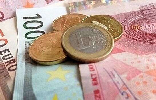 Официальный курс евро снизился на две копейки